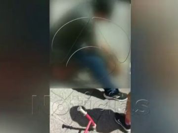 Un hombre golpea y apuñala a su pareja en plena calle de Eibar y una testigo lo graba en vídeo