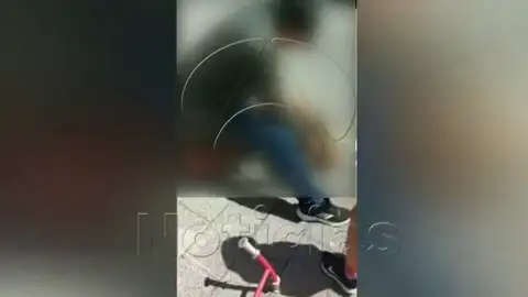 Un hombre golpea y apuñala a su pareja en plena calle de Eibar y una testigo lo graba en vídeo Un hombre golpea y apuñala a su pareja en plena calle de Eibar y una testigo lo graba en vídeo