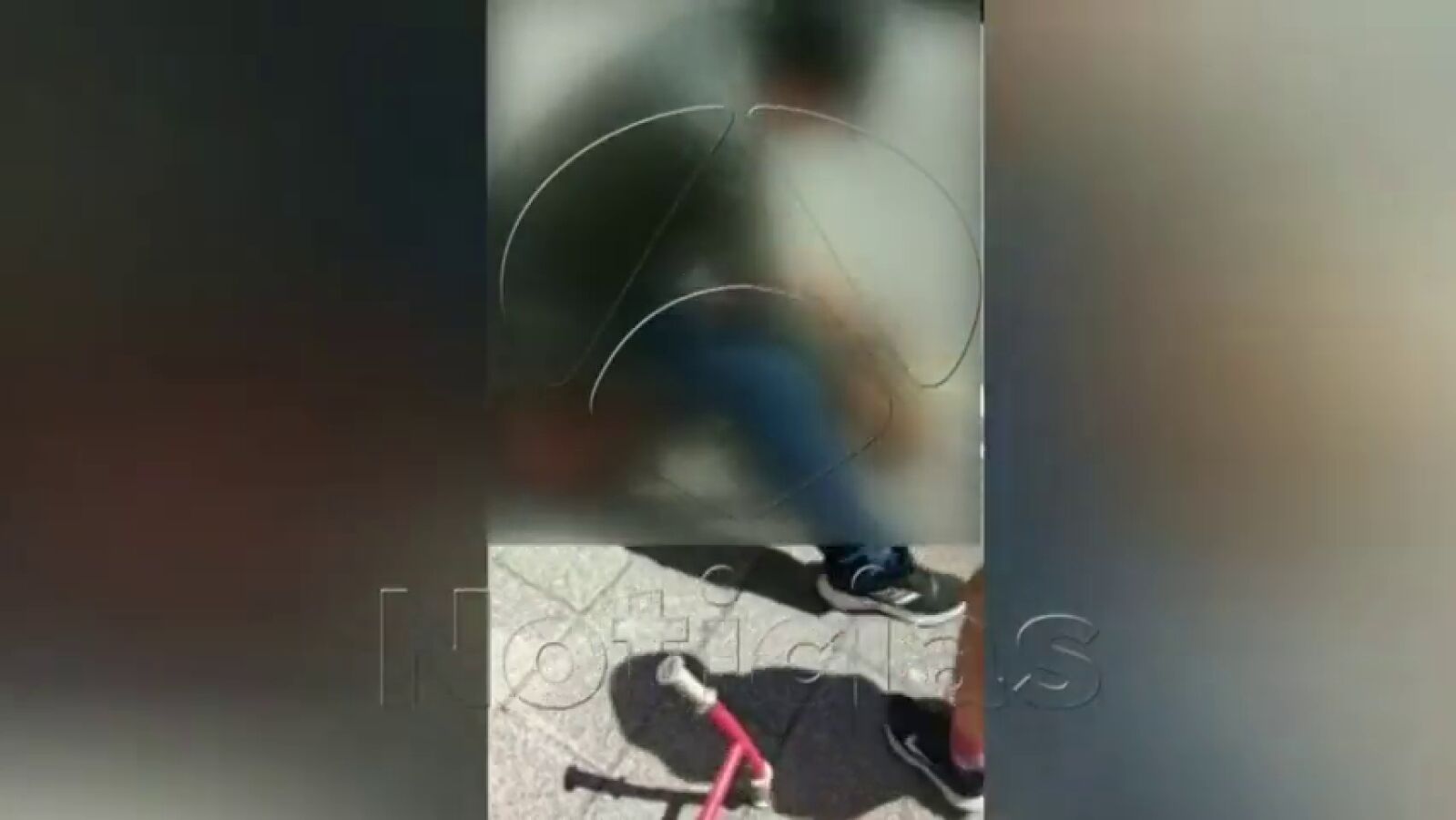 Un joven de 17 años golpea y apuñala a su pareja en presencia de su hijo en plena calle de Eibar y una testigo lo graba en vídeo