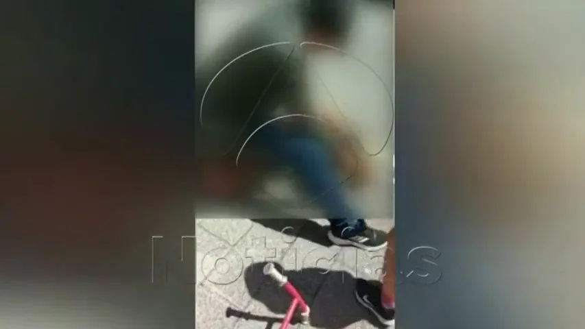 Un hombre golpea y apu&ntilde;ala a su pareja en plena calle de Eibar y una testigo lo graba en v&iacute;deo