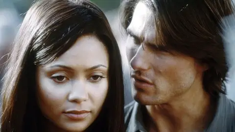 Thandie Newton y Tom Cruise en 'Misión Imposible 2' Thandie Newton y Tom Cruise en 'Misión Imposible 2'