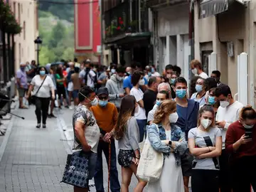 Vecinos de Ordizia hacen cola para realizar pruebas PCR Vecinos de Ordizia hacen cola para realizar pruebas PCR
