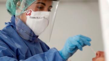 Una enfermera realiza una prueba PCR