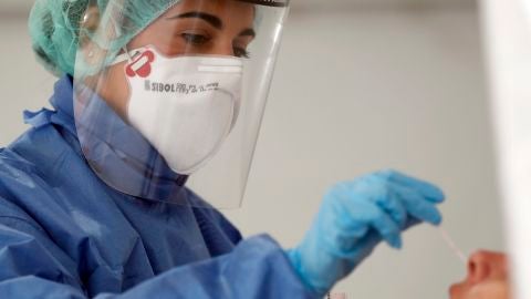 Una enfermera realiza una prueba PCR