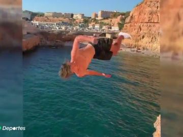 El espectacular entrenamiento de Thibault Magnin, esquiador freestyle español, en los acantilados de Mallorca