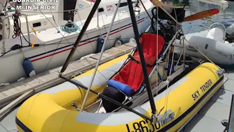 Lancha volante con zodiac unida a una aeronave Lancha volante con zodiac unida a una aeronave