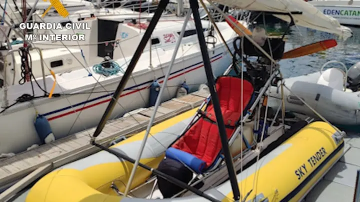 Lancha volante con zodiac unida a una aeronave