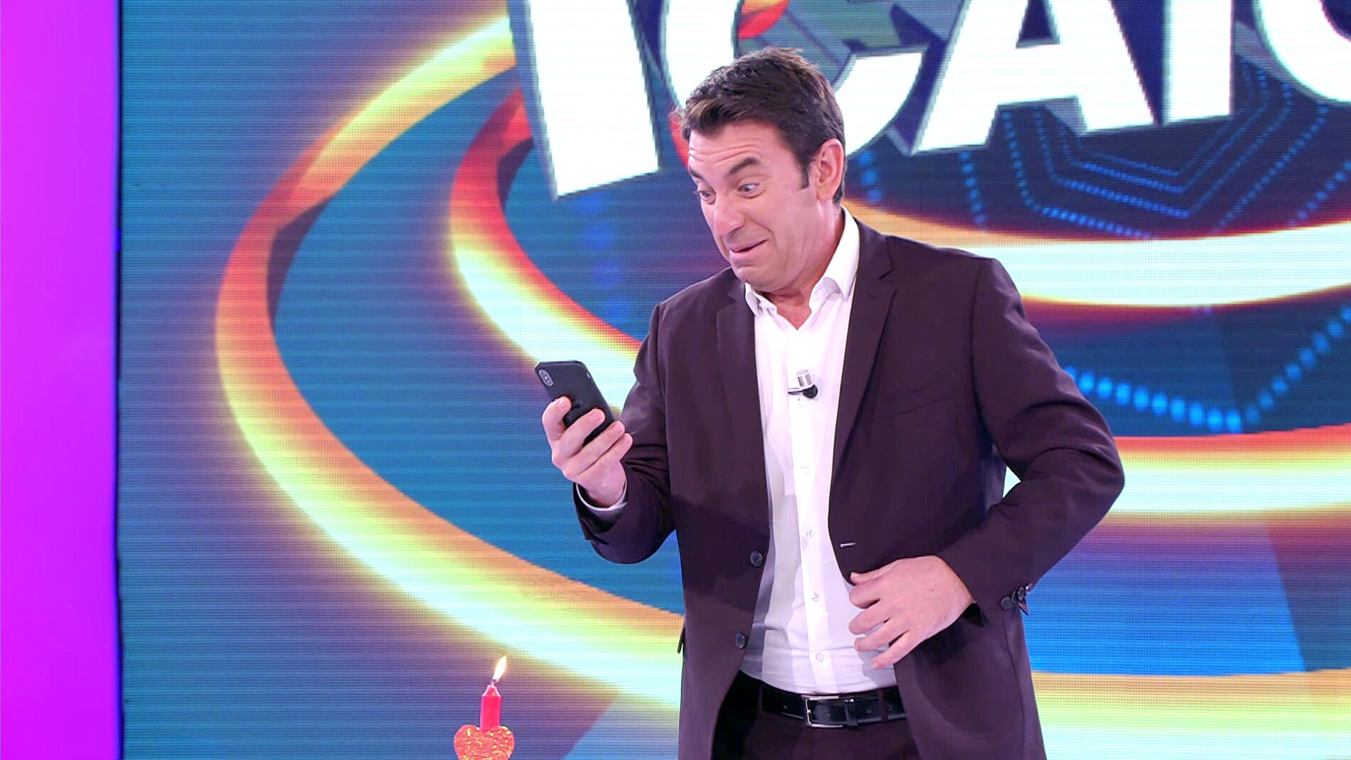 Arturo Valls planea un nuevo programa muy rom&aacute;ntico en el plat&oacute; de '&iexcl;Ahora caigo!'