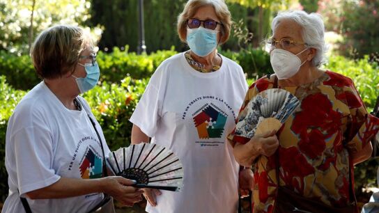 Un grupo de mujeres con mascarilla