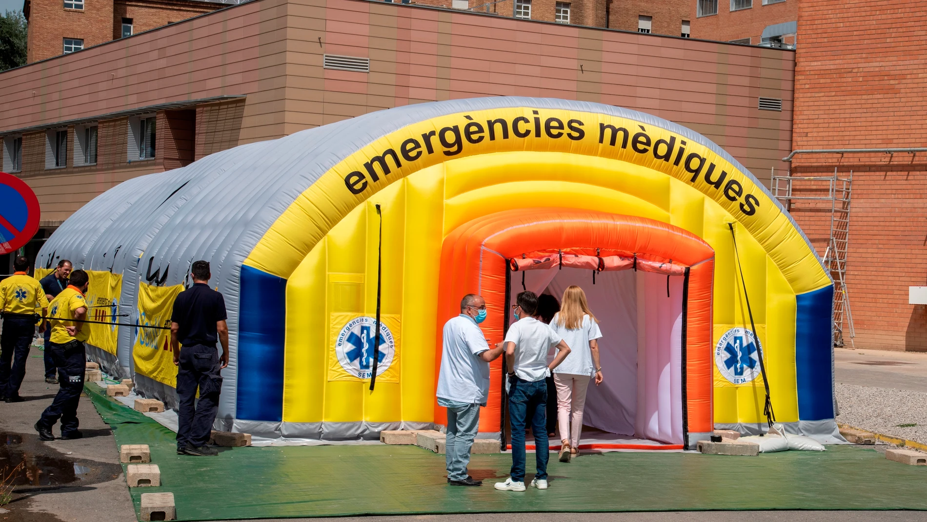 Vista del hospital de campaña montado en el recinto del hospital Arnau de Vilanova de Lleida Vista del hospital de campaña montado en el recinto del hospital Arnau de Vilanova de Lleida