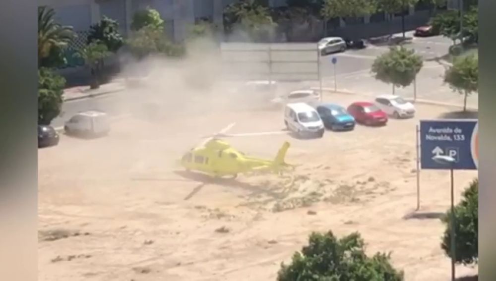 Un helicóptero de Emergencias de Alicante que trasladaba a pacientes graves, obligado a aterrizar en un descampado 