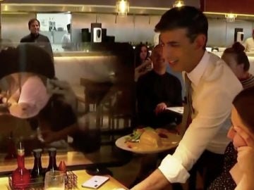 El ministro de Hacienda británico sirve comida en un bar sin mascarilla