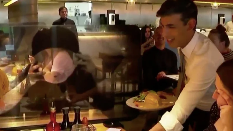 El ministro de Hacienda británico sirve comida en un bar sin mascarilla El ministro de Hacienda británico sirve comida en un bar sin mascarilla