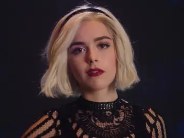 Kiernan Shipka como Sabrina Kiernan Shipka como Sabrina