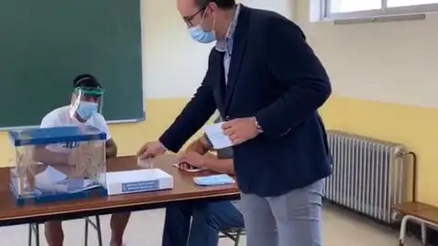 Mascarillas y geles en colegios electorales Seguridad frente al coronavirus