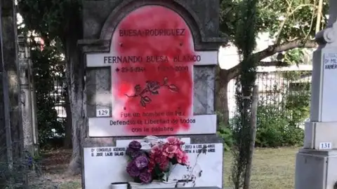 Pintura en la tumba de Fernando Buesa Atacan la tumba en Vitoria