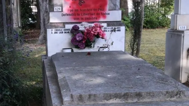 Pintura en la tumba de Fernando Buesa Atacan la tumba en Vitoria