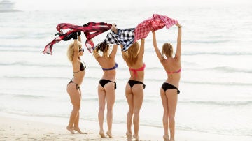 Cuatro mujeres en la playa Cuatro mujeres en la playa