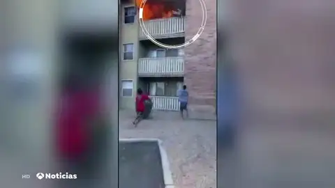 Salva a un niño de caer al suelo en EEUU Salva a un niño de caer al suelo en EEUU