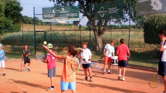 Imagen de una de las actividades del campamento del Club Tenis Cass&agrave;