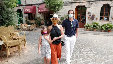 Chenoa junto a Miguel Sánchez Encinas y la hija de él Chenoa junto a Miguel Sánchez Encinas y la hija de él