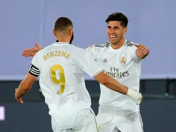 Asensio y Benzema celebran un gol ante el Alavés Asensio y Benzema celebran un gol ante el Alavés