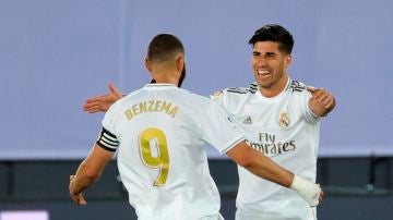Asensio y Benzema celebran un gol ante el Alavés