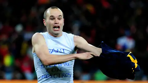 Andrés Iniesta recuerda diez años después el gol que dio a España el Mundial: "Sabía lo que tenía que hacer" Andrés Iniesta recuerda diez años después el gol que dio a España el Mundial: "Sabía lo que tenía que hacer"