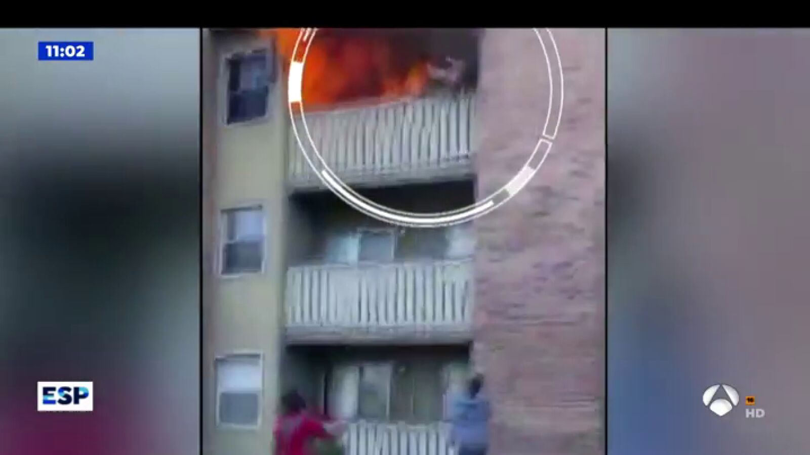 Una madre salva la vida de su bebé arrojándole por la ventana antes de morir en un incendio