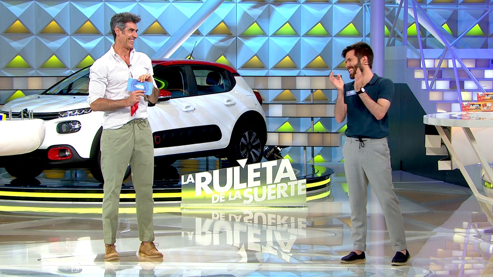 Un panel resuelto en dos segundos y un alucinante bote, as&iacute; ha sido la final de Carlos en &lsquo;La ruleta de la suerte&rsquo;