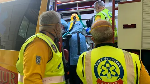 Un hombre muy grave tras caer desde el techo de Atocha a la catenaria Suceso