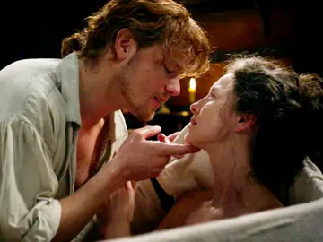 Caitriona Balfe y Sam Hueghan como Jamie y Claire en 'Outlander' Caitriona Balfe y Sam Hueghan como Jamie y Claire en 'Outlander'