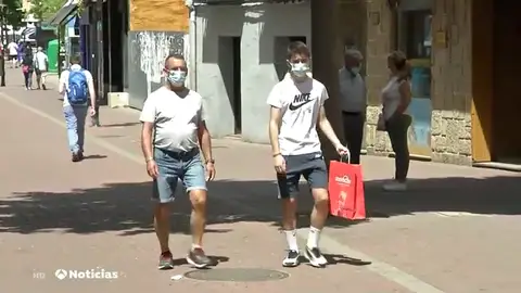 Los 'vigilantes' de mascarillas, la nueva figura que informa a los clientes sobre su uso correcto ante el coronavirus Los 'vigilantes' de mascarillas, la nueva figura que informa a los clientes sobre su uso correcto ante el coronavirus