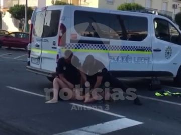 Una mujer se pone a bailar en bikini tras tener un accidente en Lepe y tras un forcejeo con la policía termina detenida 
