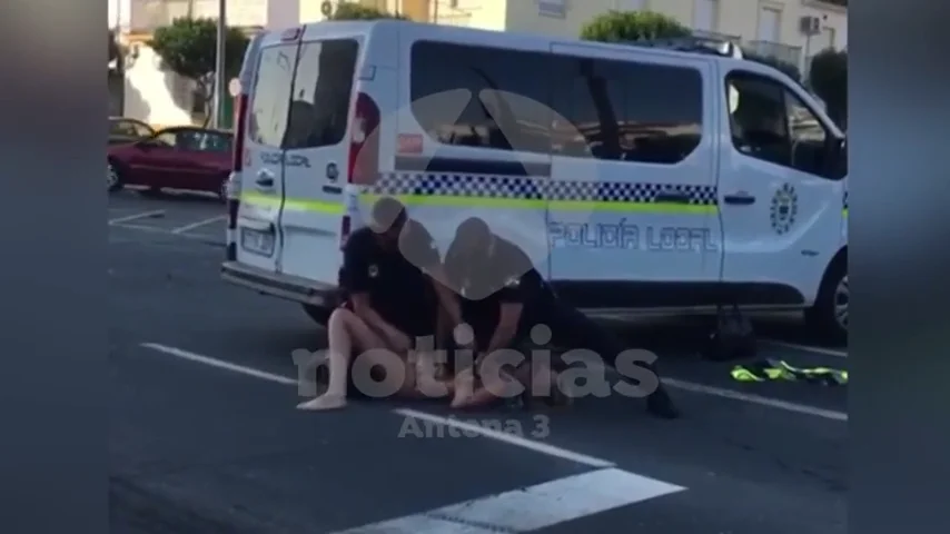 Una mujer se pone a bailar en bikini tras tener un accidente en Lepe y tras un forcejeo con la polic&iacute;a termina detenida 