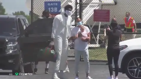 El espectacular traje 'anticoronavirus' de la estrella de la NBA Joel Embiid El espectacular traje 'anticoronavirus' de la estrella de la NBA Joel Embiid