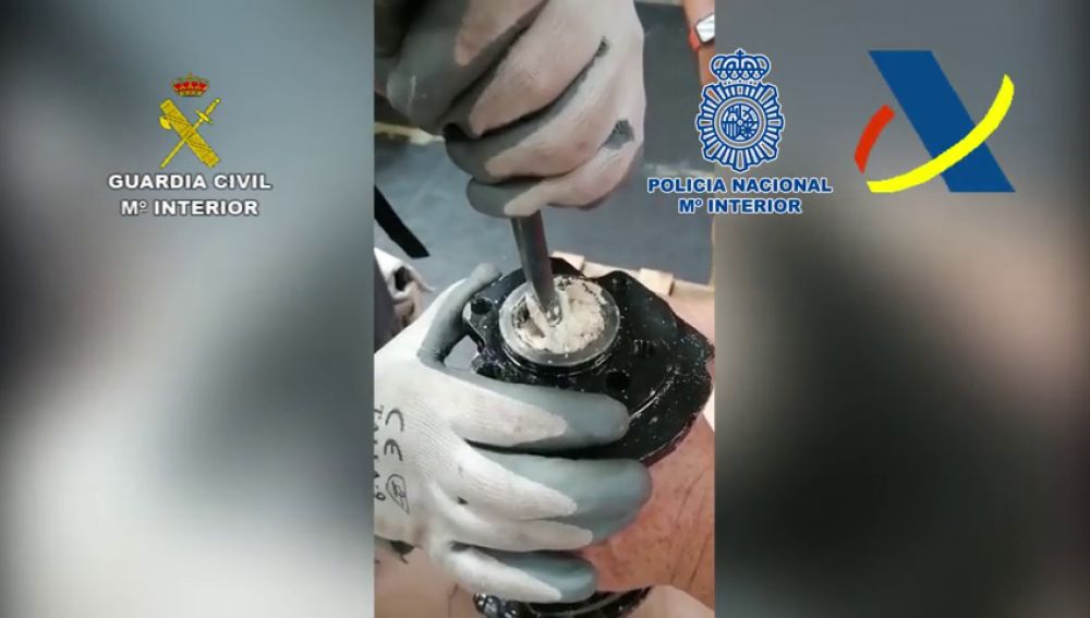 Tres horas tardó la Guardia Civil en sacar diez kilos de cocaína del interior del motor de un coche 