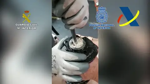 Tres horas tardó la Guardia Civil en sacar diez kilos de cocaína del interior del motor de un coche Tres horas tardó la Guardia Civil en sacar diez kilos de cocaína del interior del motor de un coche