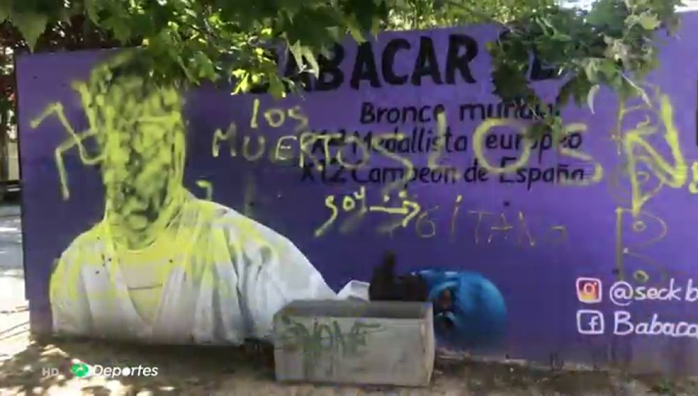 Pintadas nazis e insultos racistas contra el karateka español Babacar Seck en Zaragoza: "Muertos los negros"