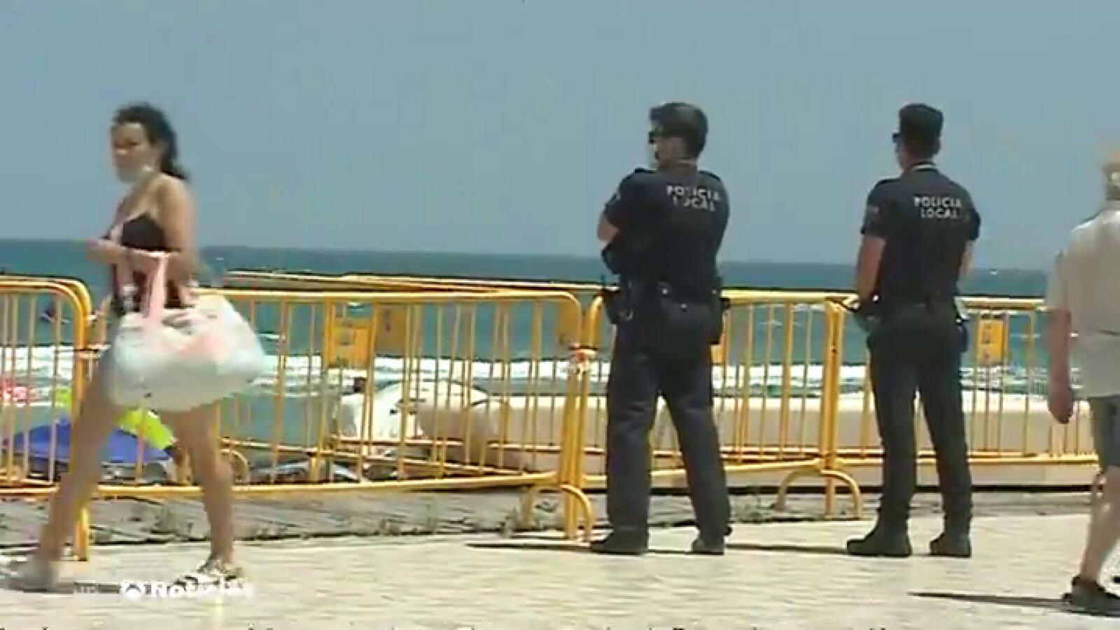 La limitación de aforo en las playas españolas provoca largas colas bajo el sol