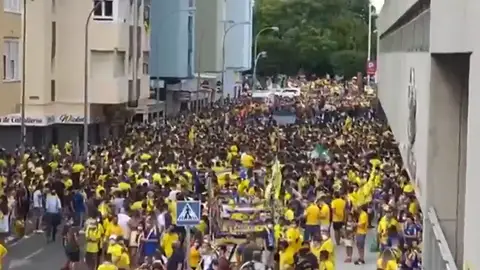 Peligroso recibimiento de cientos de aficionados del Cádiz sin mascarillas ni distancias de seguridad ante el coronavirus Peligroso recibimiento de cientos de aficionados del Cádiz sin mascarillas ni distancias de seguridad ante el coronavirus