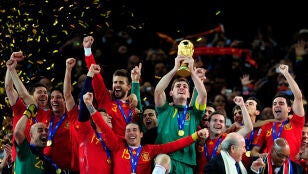 Iker Casillas levanta la copa de campeones del mundo en Sud&aacute;frica