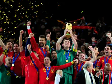 Iker Casillas levanta la copa de campeones del mundo en Sudáfrica Iker Casillas levanta la copa de campeones del mundo en Sudáfrica