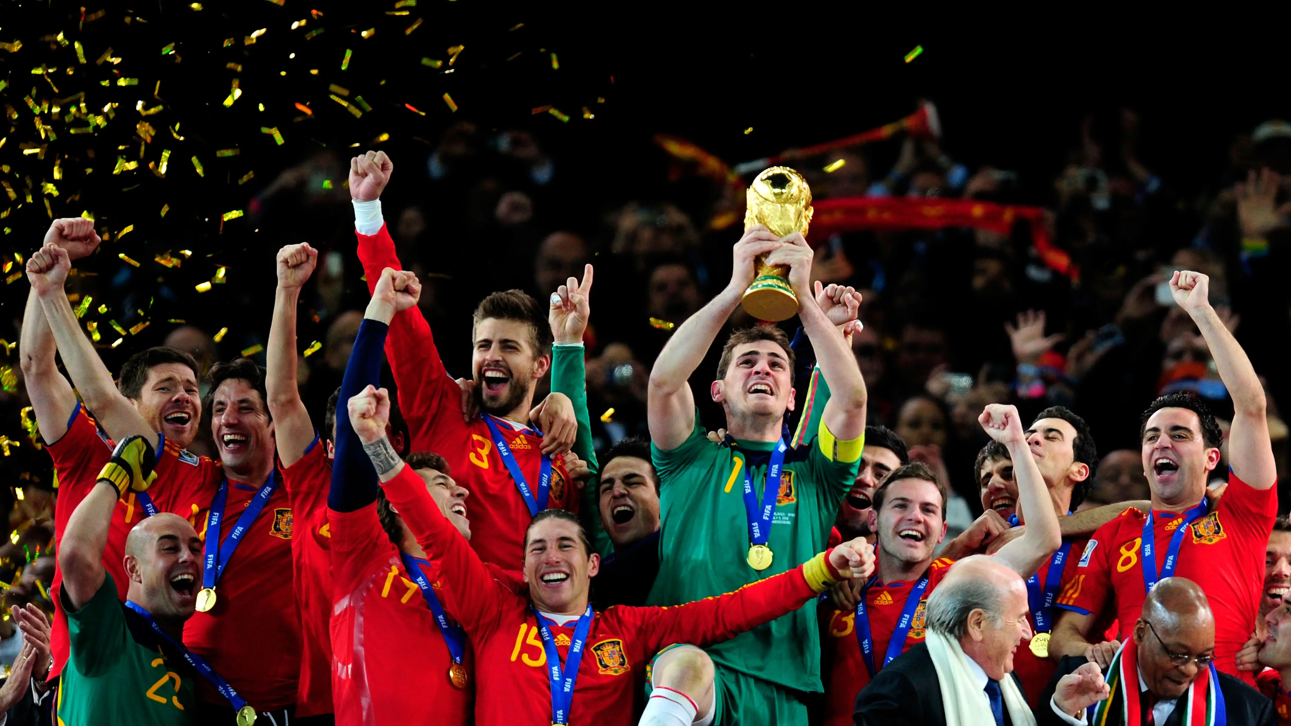 Iker Casillas levanta la copa de campeones del mundo en Sud&aacute;frica