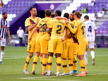 Los jugadores del Barcelona se abrazan tras un gol al Valladolid