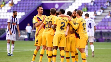 Los jugadores del Barcelona se abrazan tras un gol al Valladolid