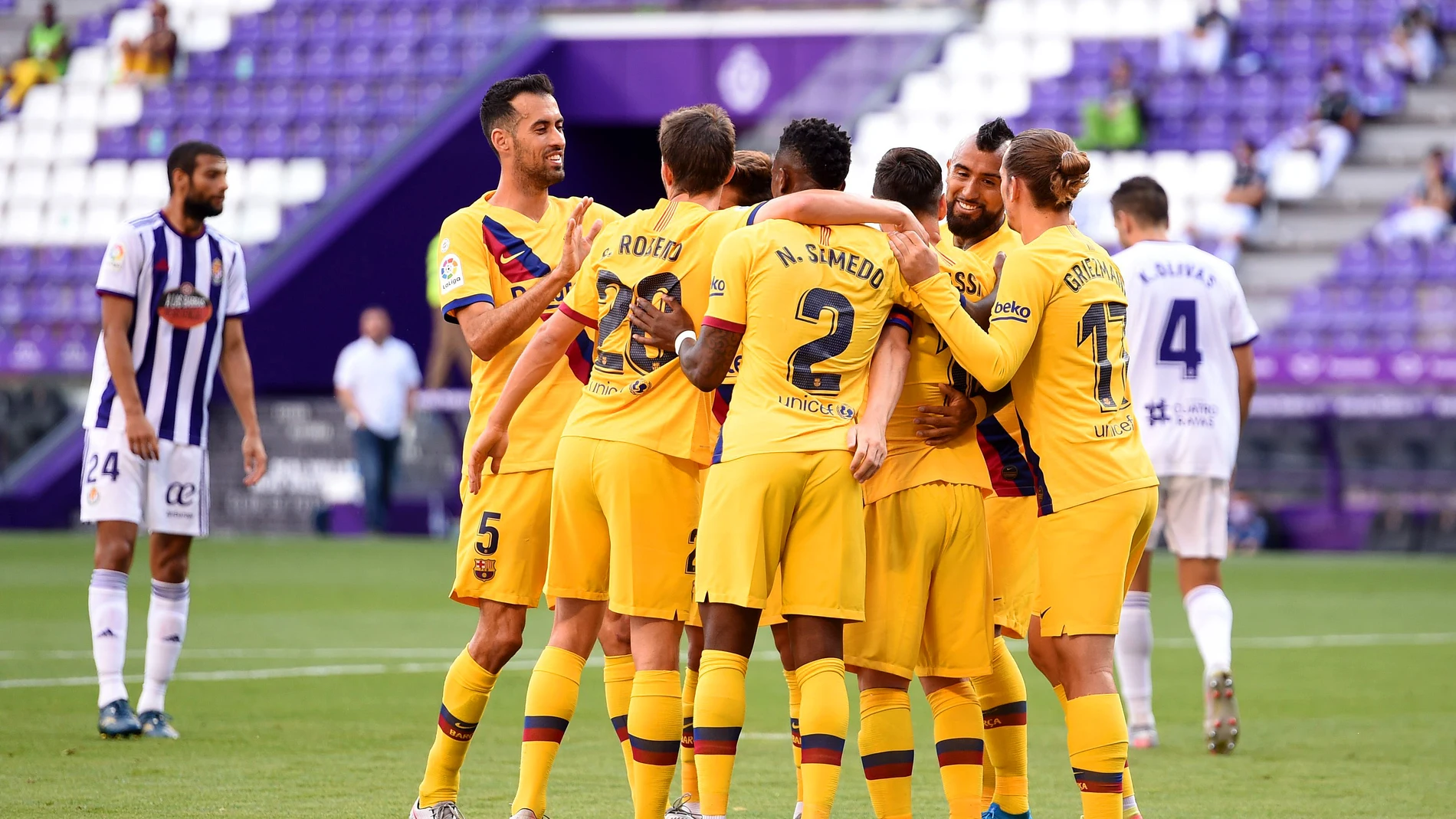 Los jugadores del Barcelona se abrazan tras un gol al Valladolid Los jugadores del Barcelona se abrazan tras un gol al Valladolid