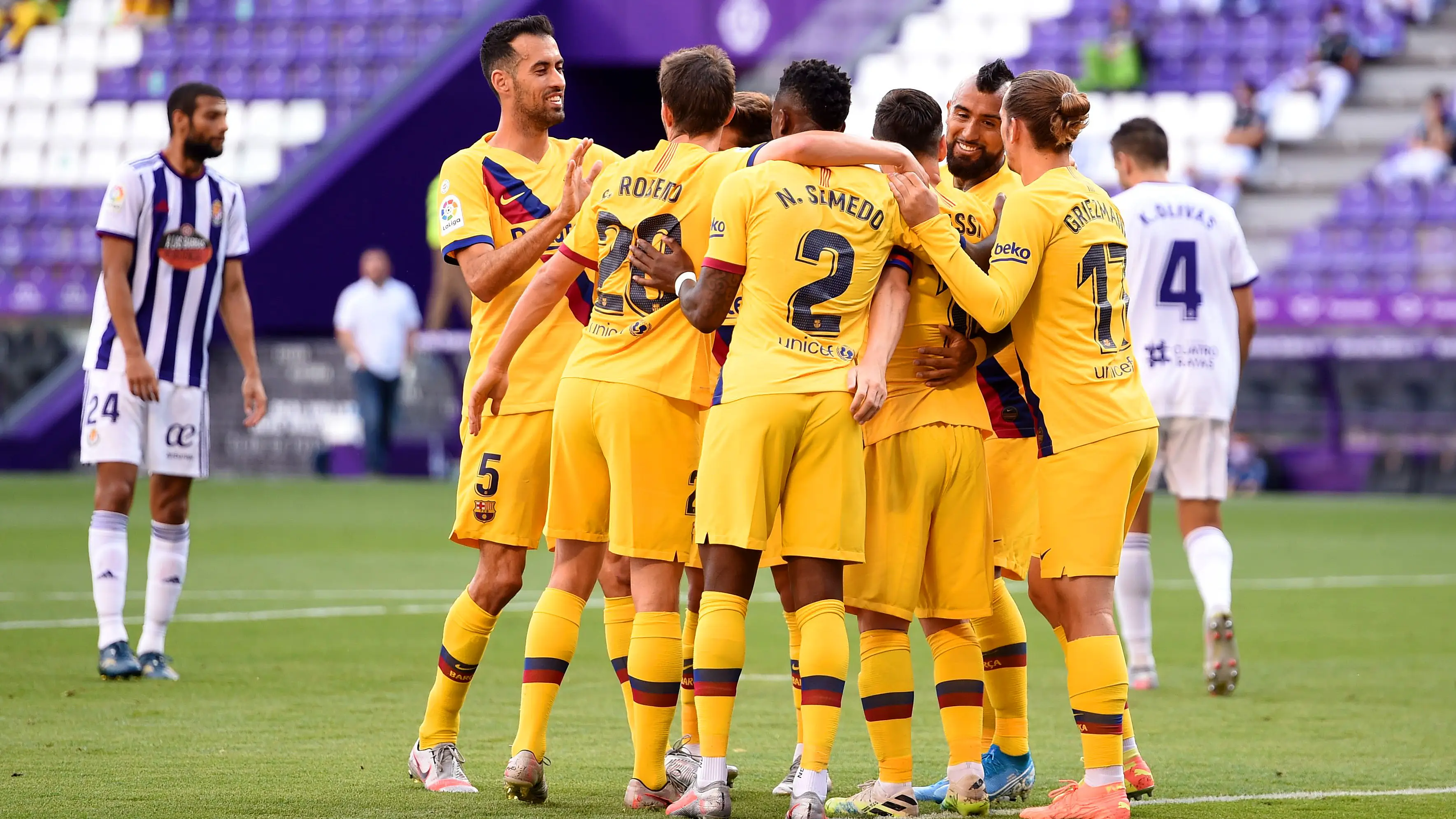 Los jugadores del Barcelona se abrazan tras un gol al Valladolid