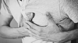 Persona sufriendo un ataque al corazón Persona sufriendo un ataque al corazón