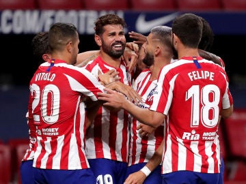 Los jugadores del Atlético de Madrid celebran el gol de Diego Costa